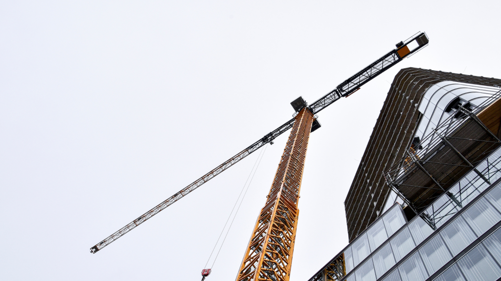 a pic of a crane